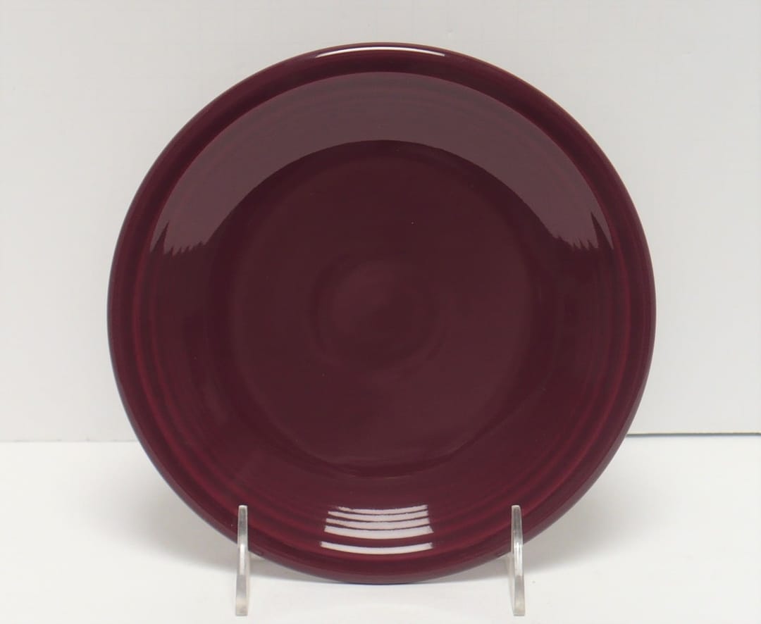 Dinner Plate in Claret Product Photo
